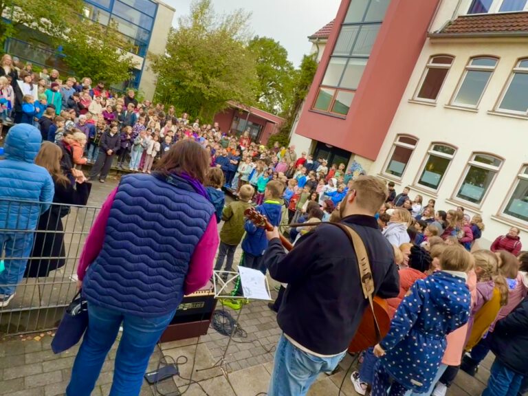 Mit dem Herbstsingen verabschiedet sich die Schule in die Herbstferien